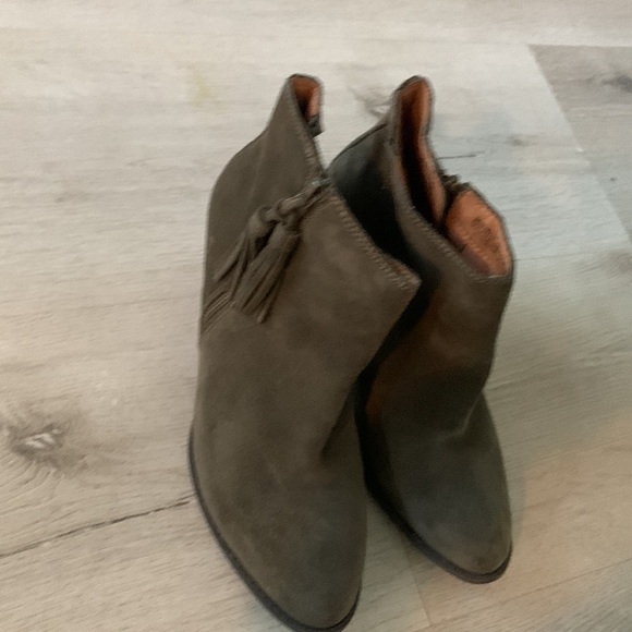 Vionic Madeline Exclusive Olive green size 8.5 Wide  tassels chunky Heels Zipper - Picture 11 of 12